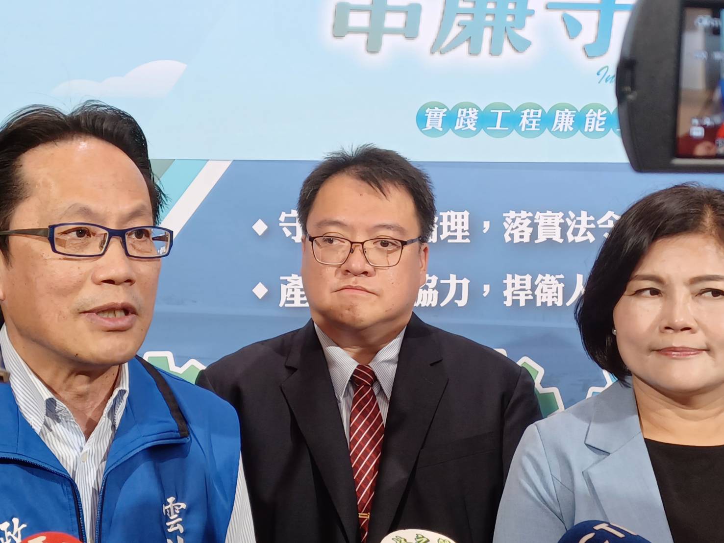 ▲行政院公共工程委員會專委徐偉峻,講述工程的良窳對人民、社會影響深遠,工程從業人員應提升自我專業能力,對雲林縣建設更盡一番心力。(記者劉春生攝)