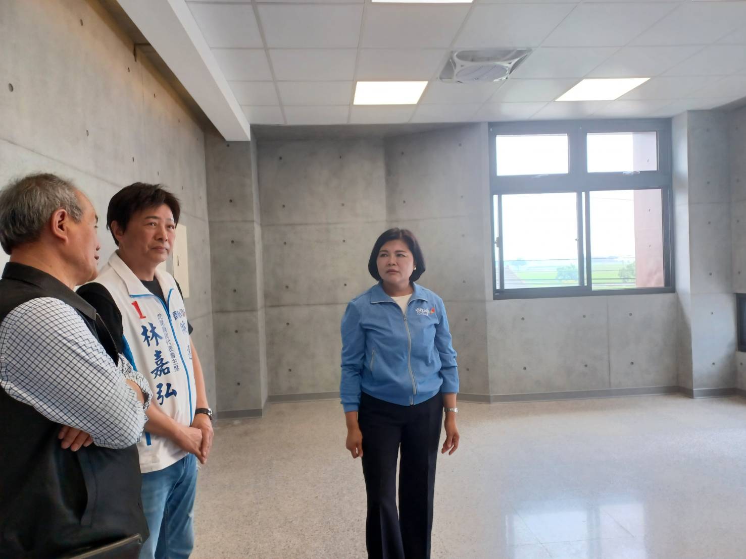 ▲張縣長上2樓參觀,應允縣府將再補助軟體設施,增加其功用。(記者劉春生攝)