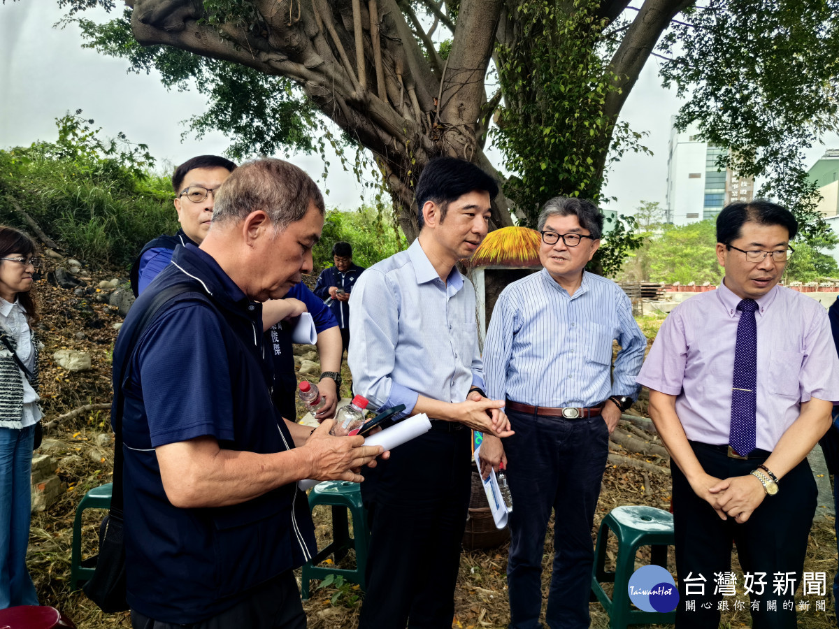 農水署長蔡昇甫與李中議員等人到樹德國小會勘