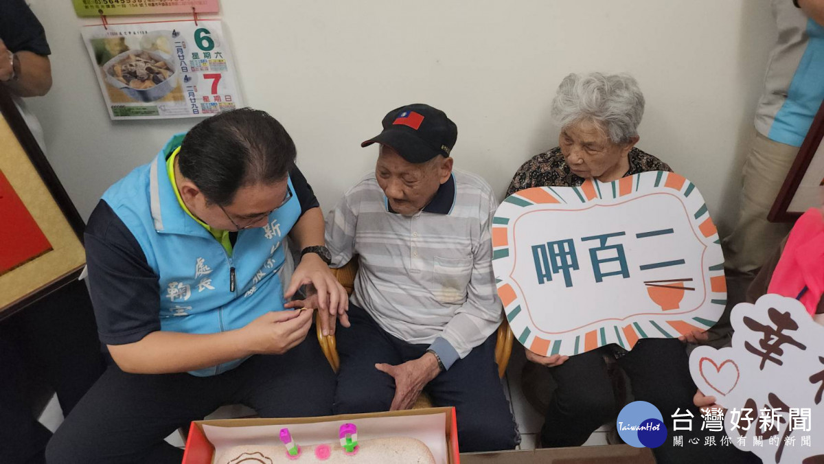 新竹榮服處鞠處長(左)為百歲榮民王伯伯穿戴輔導會致贈金戒指。