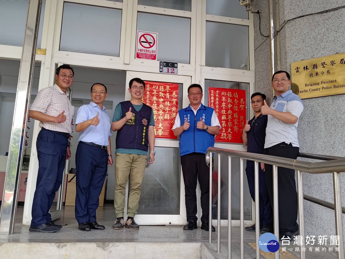 雲林縣警局長李建民得知喜訊後表達高度重視,親自至各單位張貼高中紅榜/陳致愷翻攝
