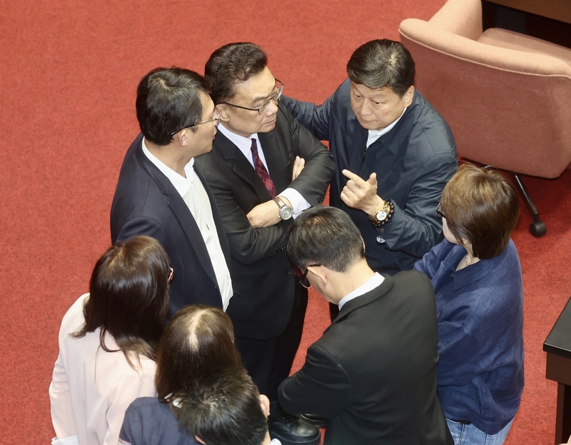 立法院12日召開院會,藍綠就年改修法復議案過招,台灣民眾黨立委雖有到場,圖為國民黨立法院黨團總召傅崐萁(後右)與民眾黨立委交換意見。中央社