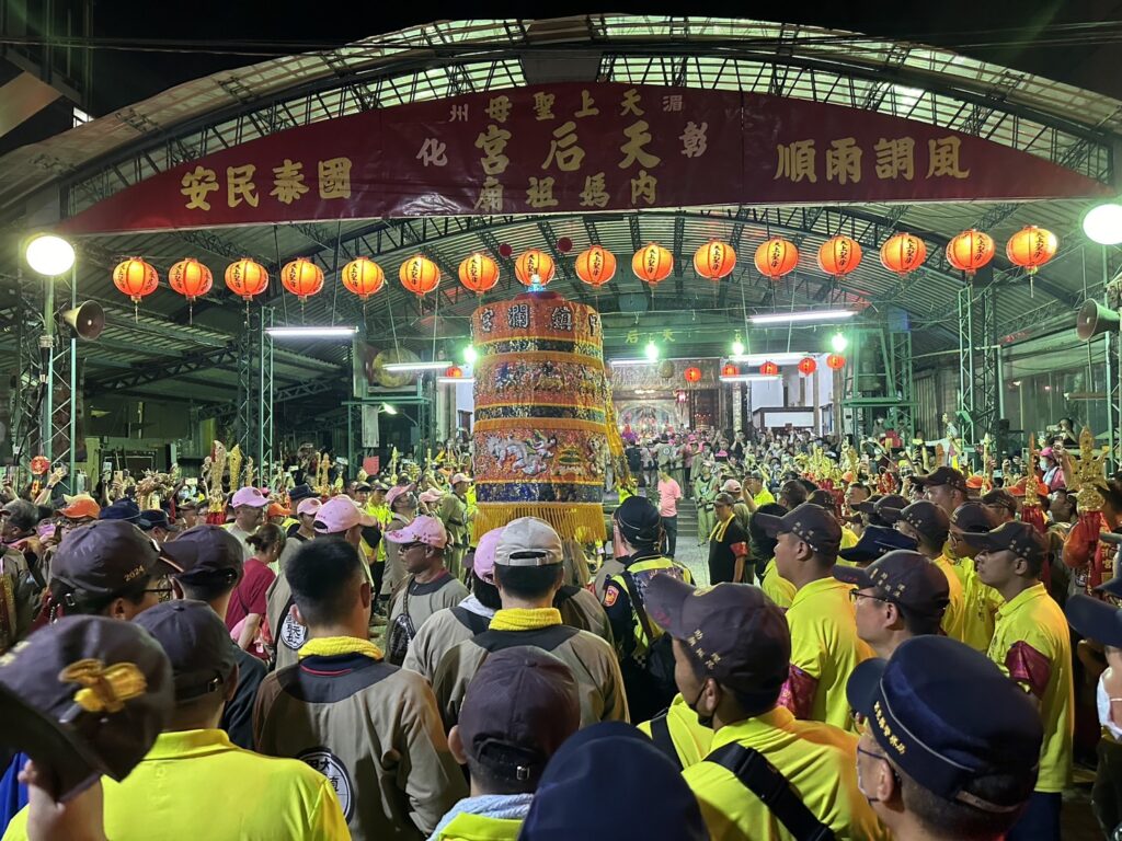 大甲媽天后宮僅駐駕7分鐘啟程 行經彰基遇病童祈福。張哲偉攝