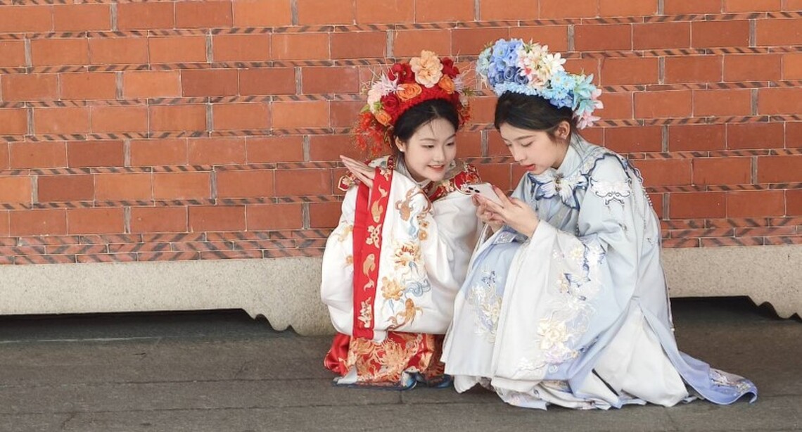 福建泉州流行戴花帽 穿漢服拍美照