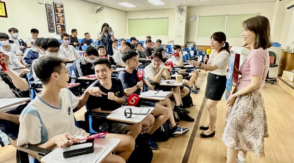 高雄執行分署與高雄中學、高雄大學合辦「校園模擬拍賣會」 競標熱烈