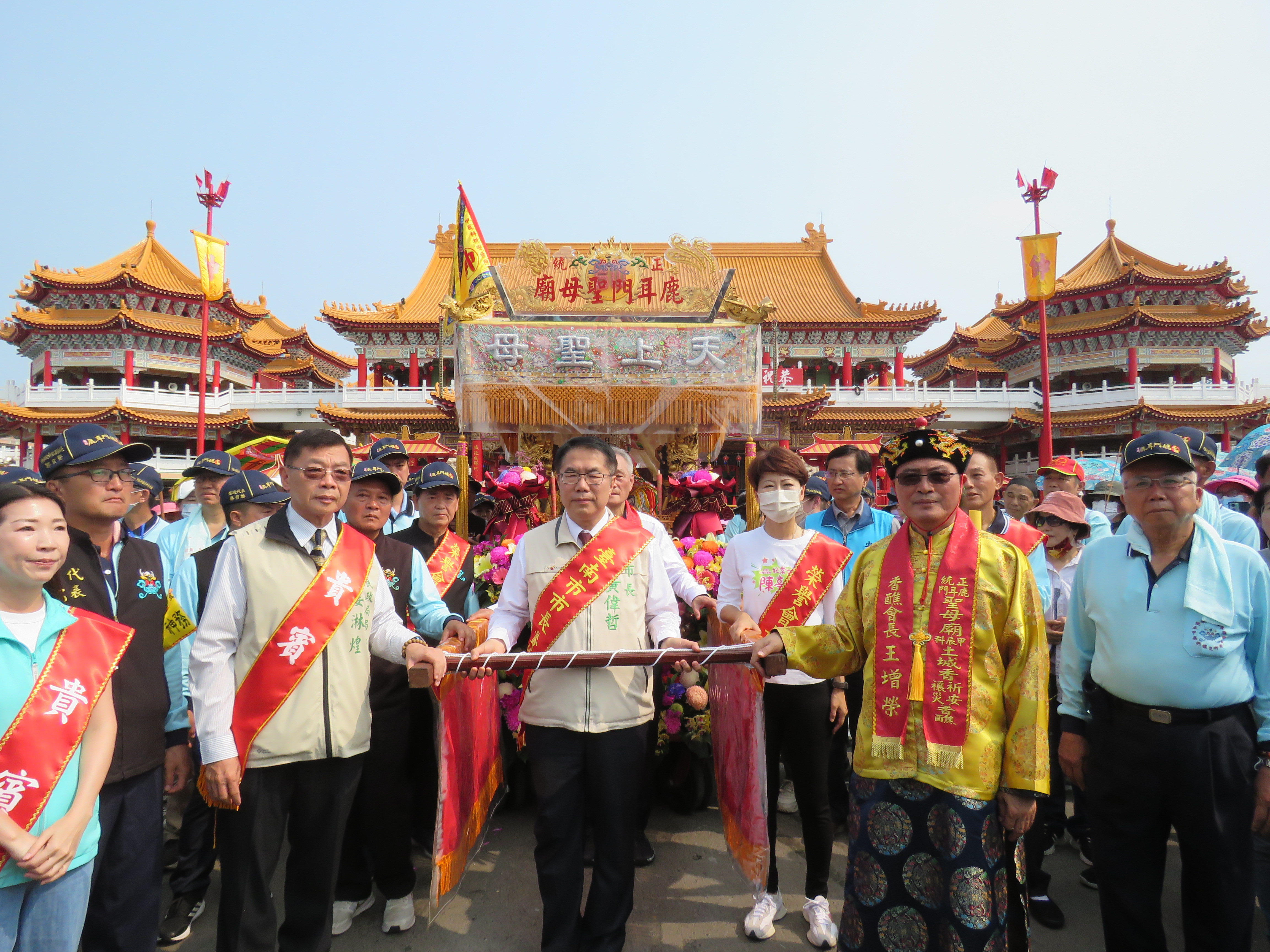▲「土城香」12日起至14日3天刈香遶境活動,今日市長黃偉哲扶轎護送大媽鑾轎出巡。(圖/記者陳彥霖翻攝)