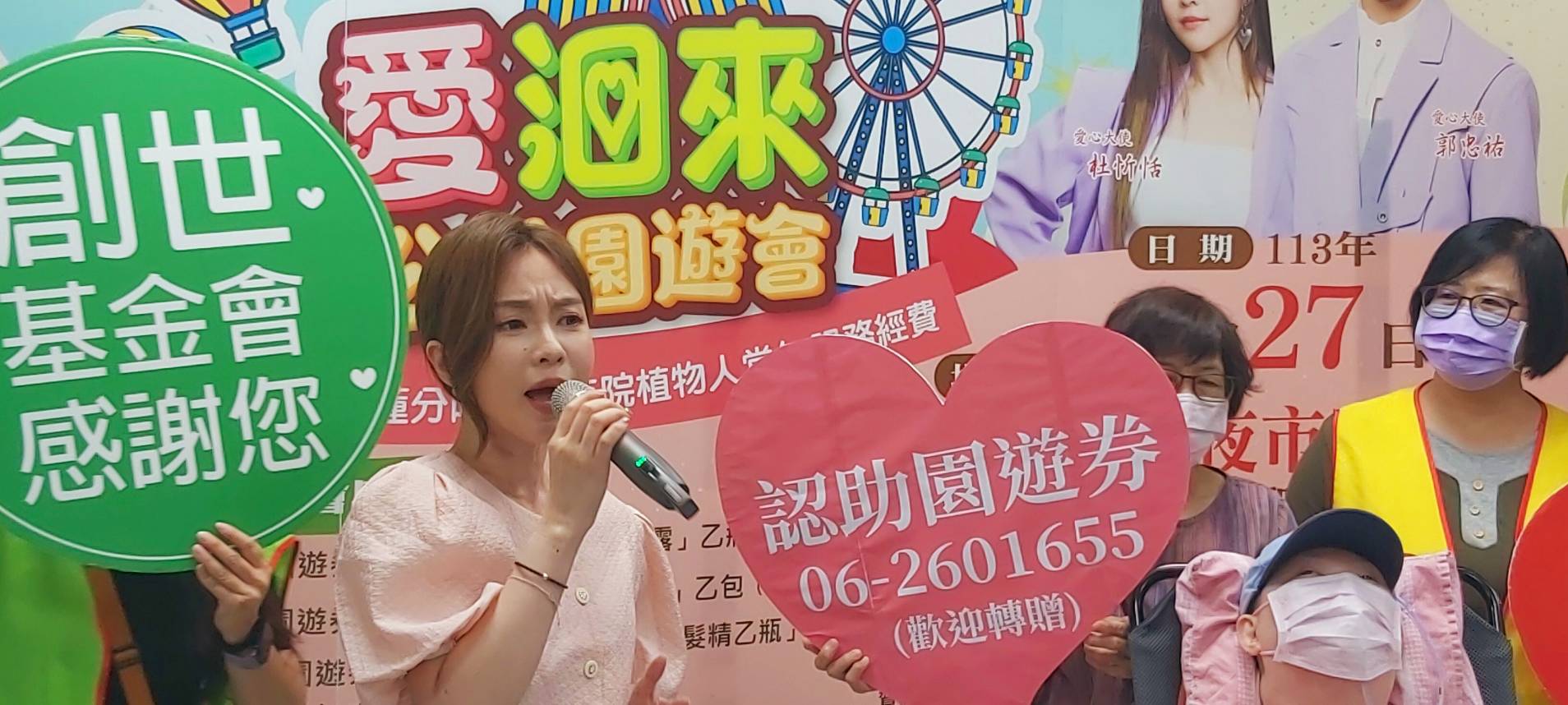 ▲植物人院民小玉(化名) 在郭忠祐、杜忻恬歌聲的陪伴下，也感受到熱鬧氛圍。（圖／記者陳彥霖攝2024.04.12）