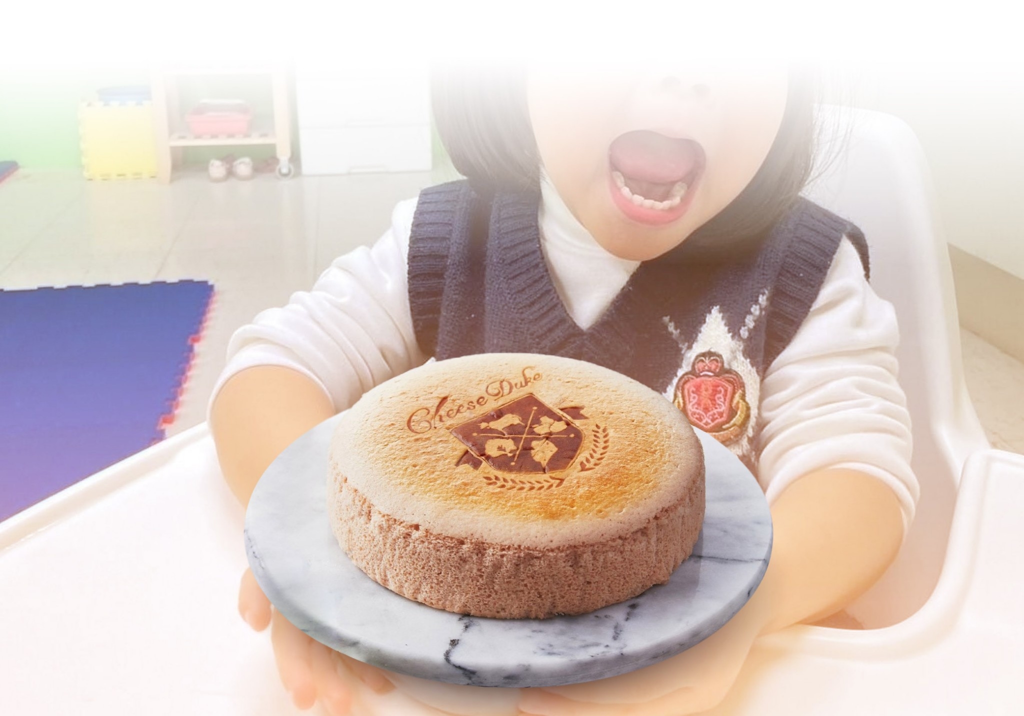 受贈單位孩子收到蛋糕喜悅(圖/創新聞記者陳光蘊翻攝)