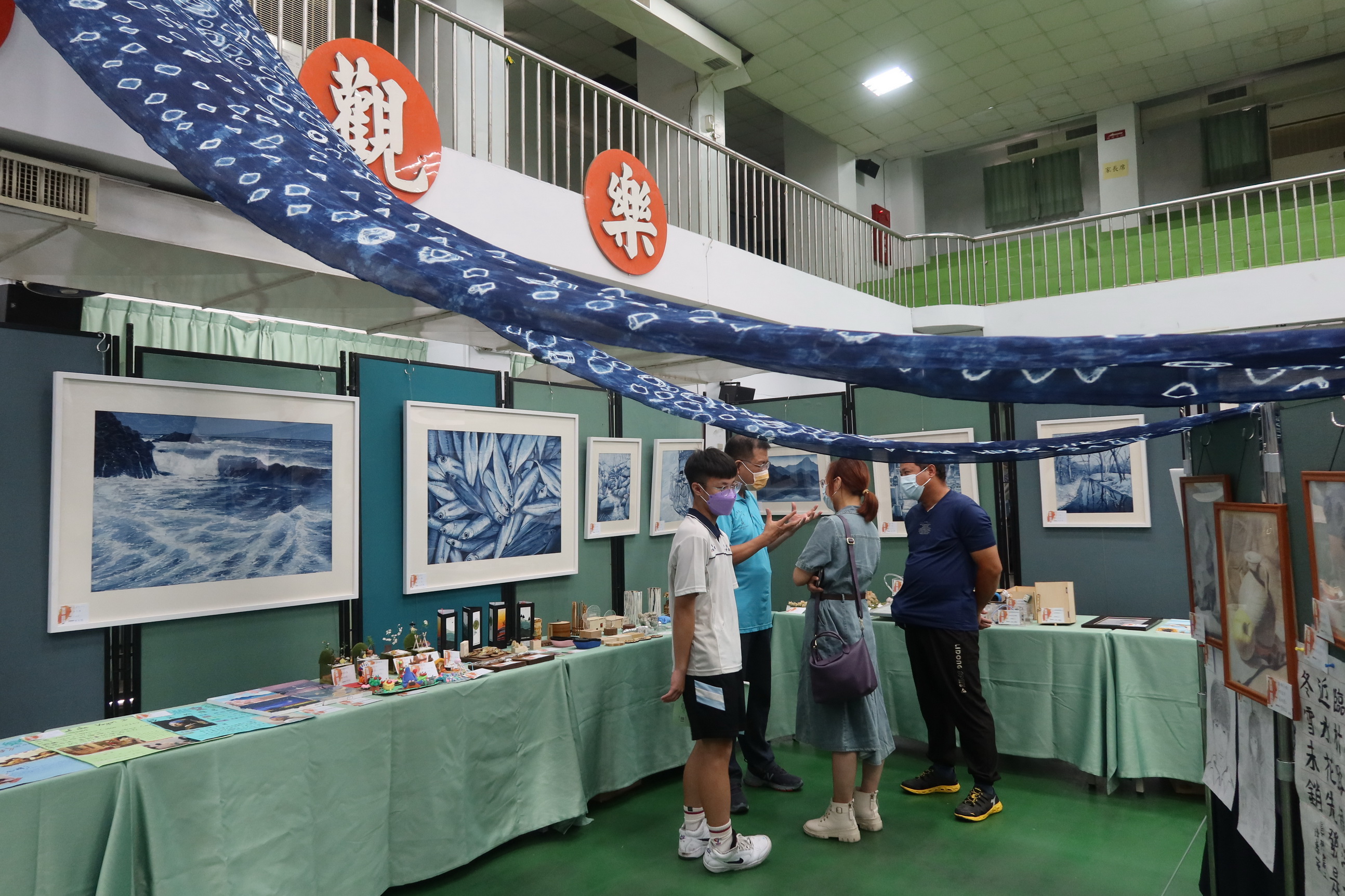 ▲員林市公所在員林崇實高工學生活動中心舉辦「2024美術‧設計聯展」，展示了近千件學生們精心製作的藝術作品。（記者張溎壕攝）