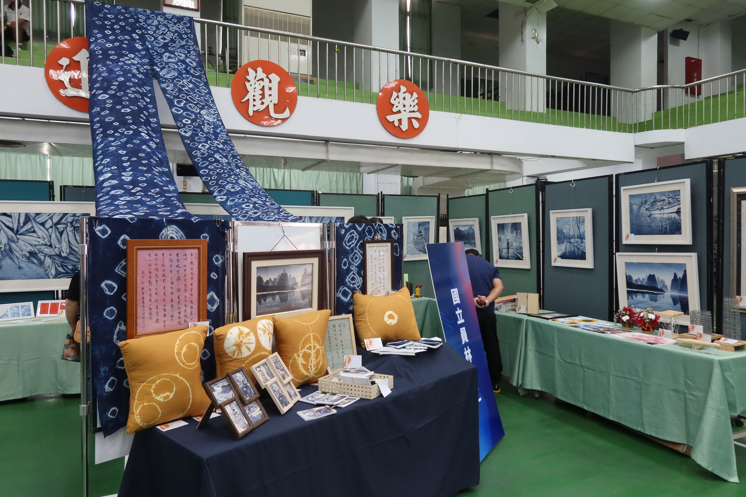 ▲員林市公所在員林崇實高工學生活動中心舉辦「2024美術‧設計聯展」，展示了近千件學生們精心製作的藝術作品。（記者張溎壕攝）