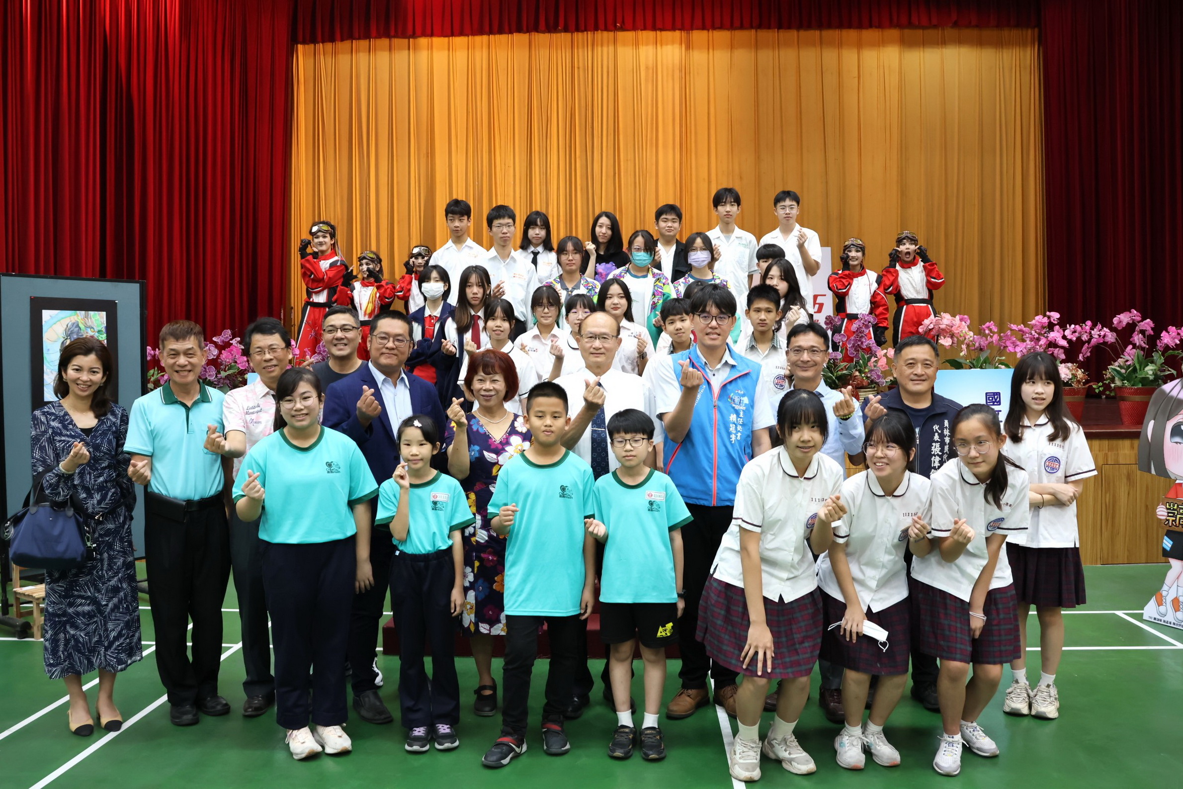 ▲員林市公所在員林崇實高工學生活動中心舉辦「2024美術‧設計聯展」，展示了近千件學生們精心製作的藝術作品。（記者張溎壕攝）