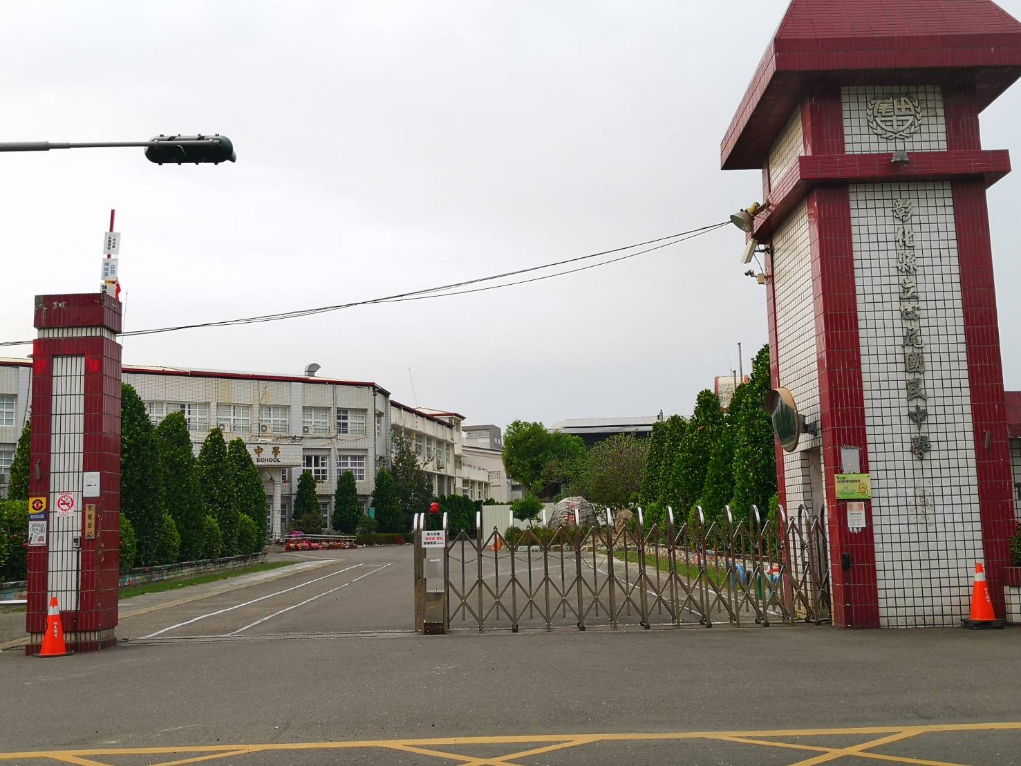 ▲花店遭惡整,一名謊稱是田尾國中楊姓主任的男子,向田尾鄉公路花園店家訂購各10萬元花卉送花到學校,學校在官網po出「重大澄清」公告,並報警追查。(記者張溎壕攝)