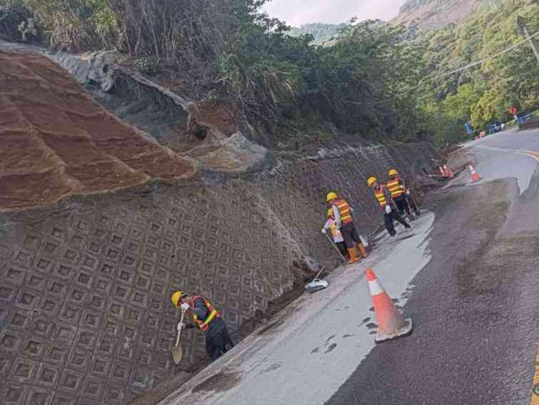 ▲職訓學員第一時間前進坍方路段進行搶修。（中彰投分署提供）