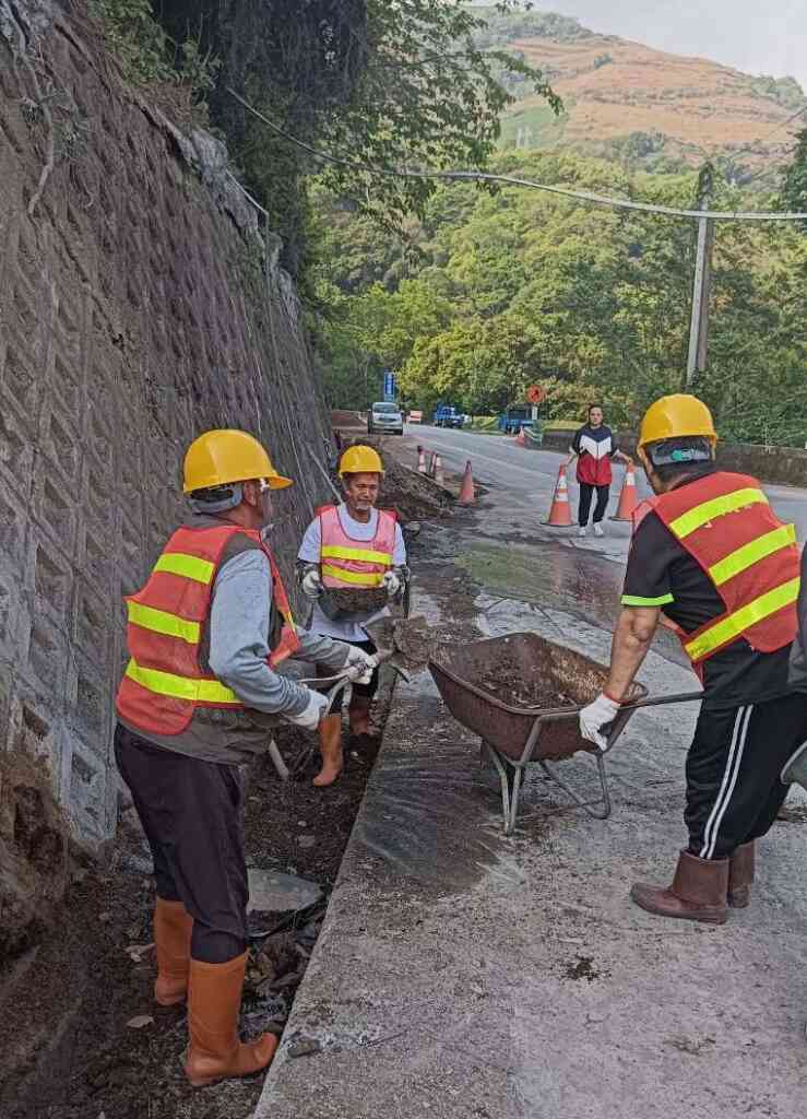 ▲職訓學員協助清理落石及路面周邊危險物品。（中彰投分署提供）