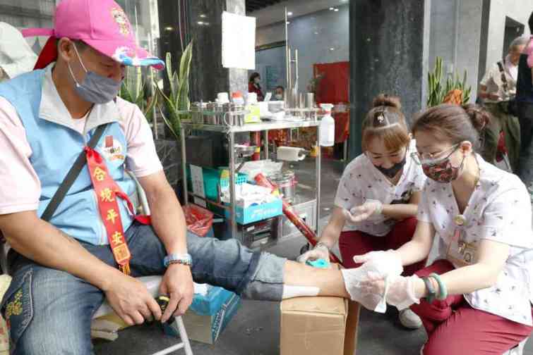 ▲潘先生左腳掌截肢仍發心跟隨大甲媽遶境，到宏仁醫院醫療站包紮傷口。（宏仁醫院提供）