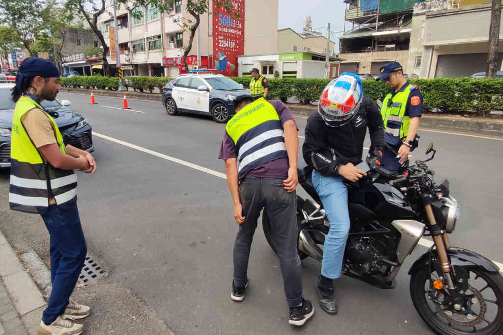 ▲南投縣政府環保局與南投警分局於南投市重要路口共同執行取締噪音車輛專案。(記者張玉泰翻攝)