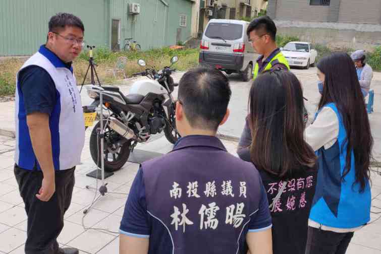 ▲南投縣政府環保局與南投警分局於南投市重要路口共同執行取締噪音車輛專案。（記者張玉泰翻攝）