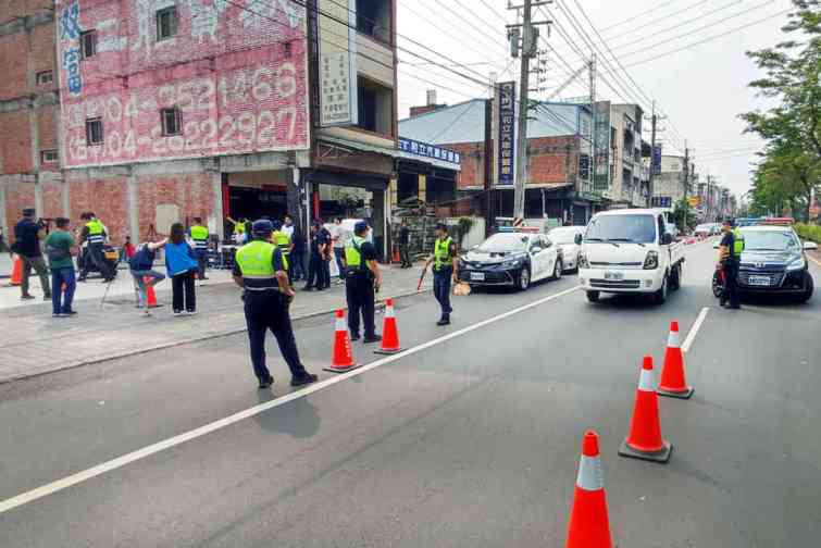 ▲南投縣政府環保局與南投警分局於南投市重要路口共同執行取締噪音車輛專案。（記者張玉泰翻攝）