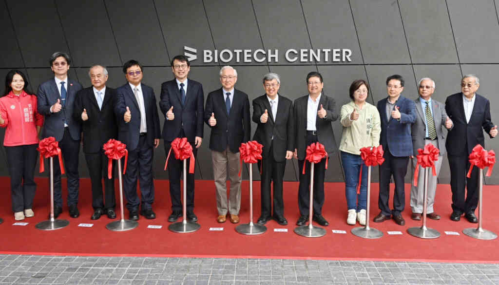 ▲行政院長陳建仁出席新竹生醫園區第三生技大樓落成啟用,輔導及資金,扶植生醫產業成為護國神山。(新傳處提供)