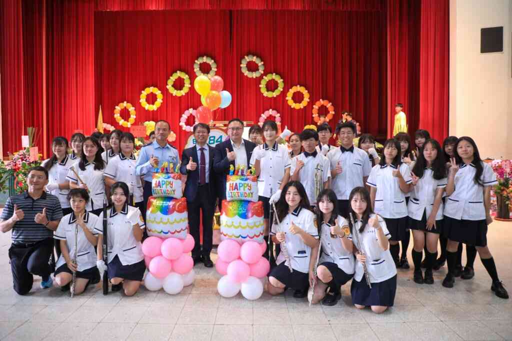 ▲ 鄭照新副市長祝福大甲高中生日快樂。(台中市政府提供)