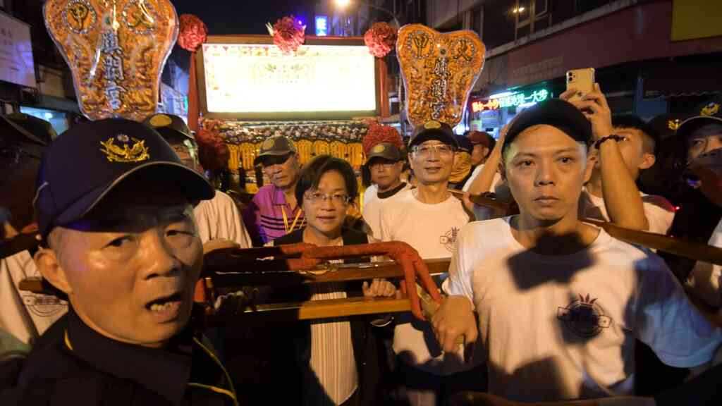 ▲大甲鎮瀾宮媽祖於13日凌晨12點多駐駕彰化市永樂街天后宮,短暫停留後,隨即起駕回鑾,彰化縣長王惠美送駕,過程平和圓滿。(記者林明佑攝)