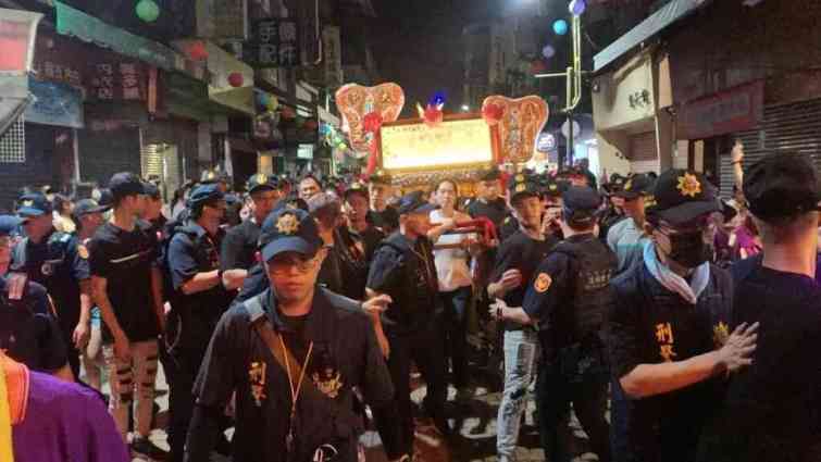 ▲大甲鎮瀾宮媽祖回鑾，前議長白鴻森、縣議員許雅琳等人送駕。（記者林明佑攝）