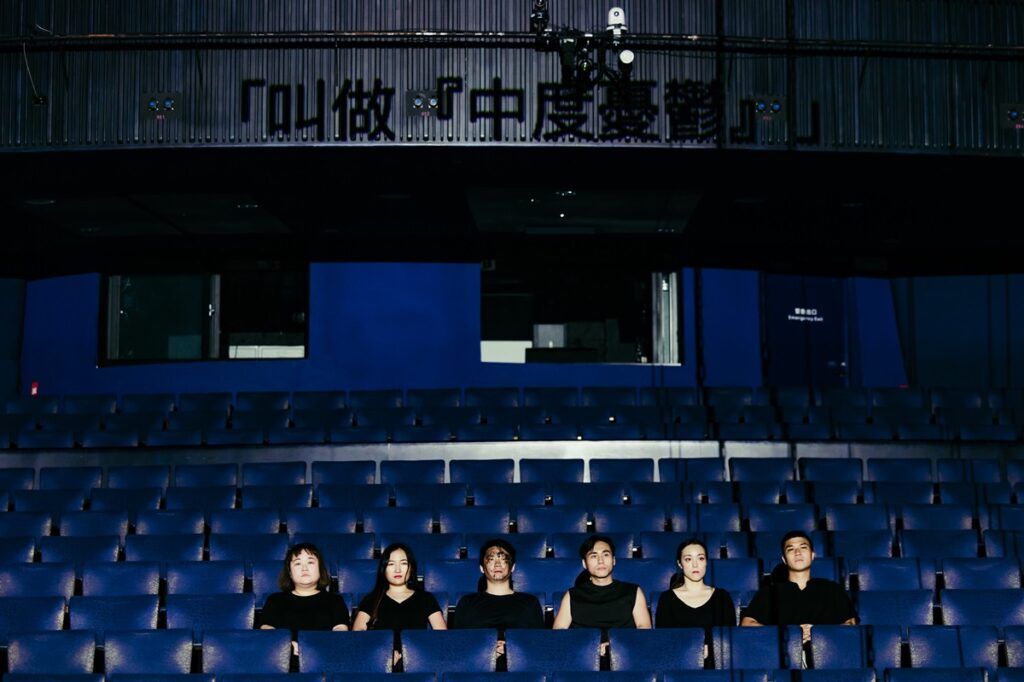 《Sucks in the Middle》中文譯名《中度憂鬱》,取材社會案件與臺中獨特文化,試圖從城市黑暗處呼應當代臺灣人「卡在中間」的處境。(圖/歌劇院提供)