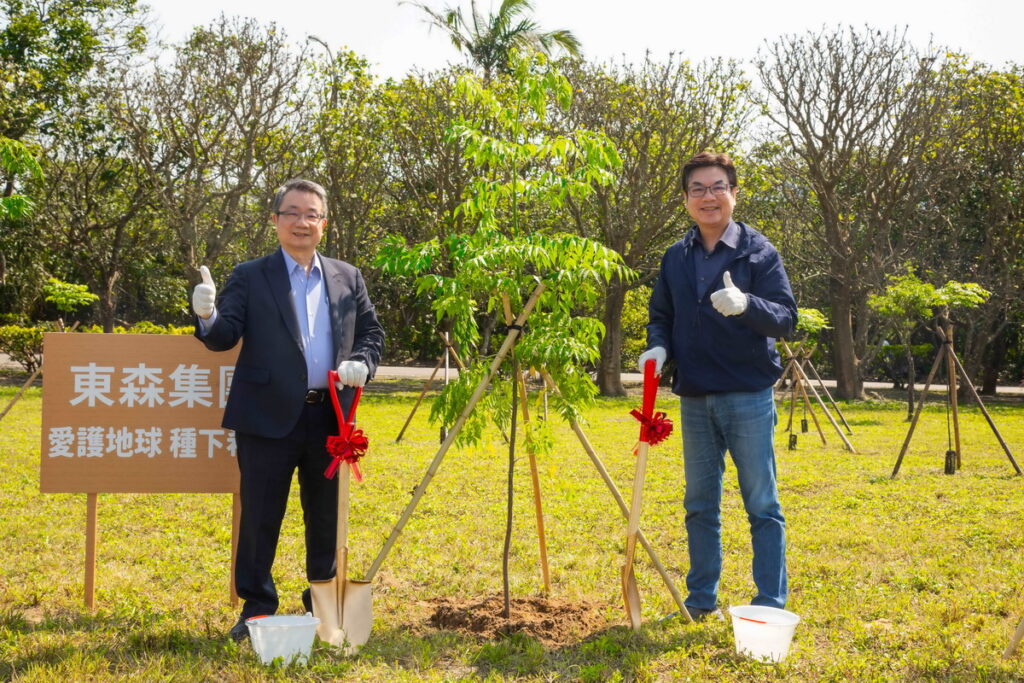 東森集團認養貢寮龍門公園1630坪綠地,新北市副市長劉和然與東森集團副總裁廖尚文一同植樹,以實際行動落實環境永續。