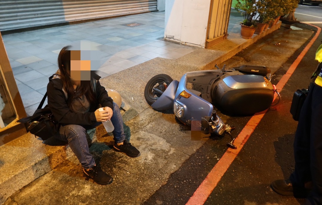 ▲圖說:女子聚餐後酒駕,於騎樓斜坡處自摔,員警上前關心時查獲 (圖/台中市政府提供)