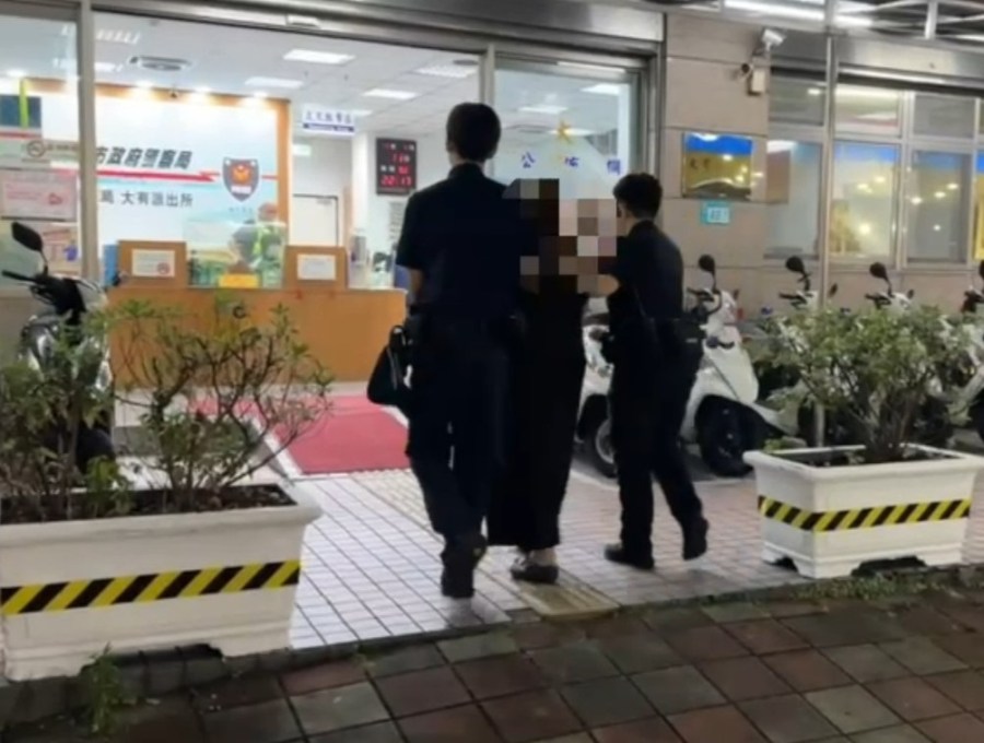 求職不成 51歲女修容小剪刀戳老闆娘搶零錢盒 226 cnews204240412a03
