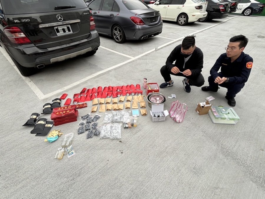 查AB車兩男情緒激動 車內藏毒品彩虹菸近4000公克 209 cnews204240412a13