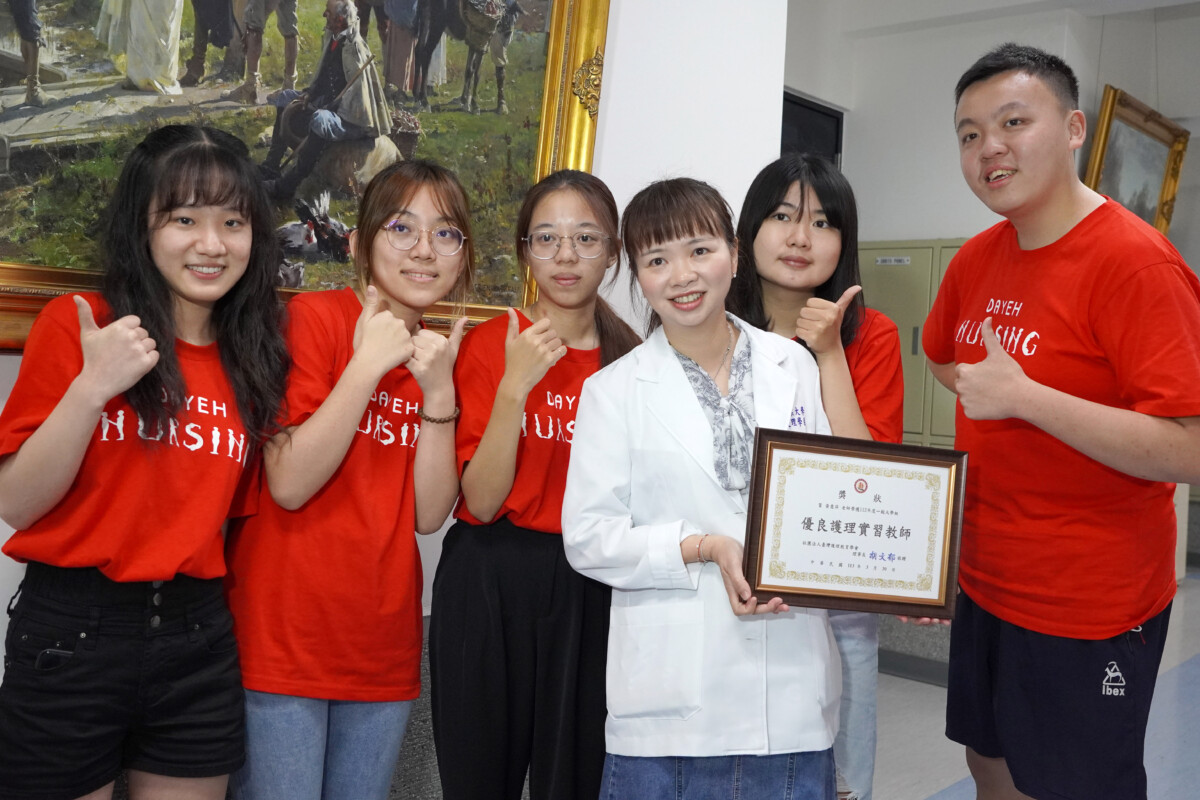 ▲負責帶學生實習的大葉大學護理系黃意萍老師(右三)深受學生喜愛。(大葉大學提供)