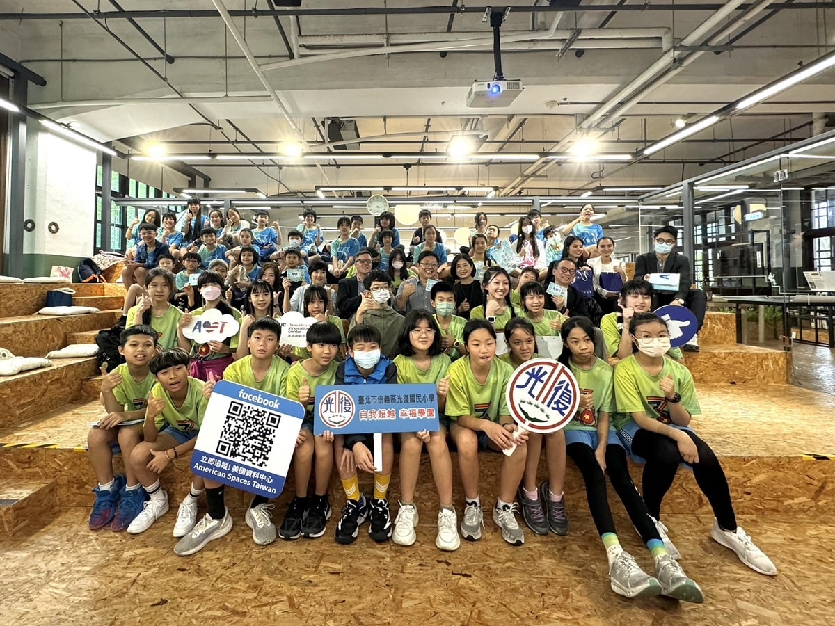 ▲422世界地球日前夕,園區與美國在台協會、美國創新中心、臺北市立光復國小、南港老爺行旅及小智研發垃圾廚房一起推動保護地球的行動。