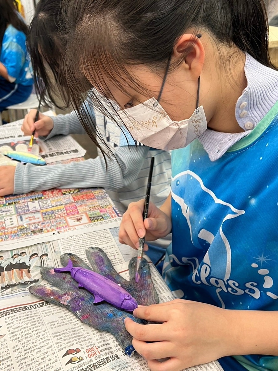 ▲台北市光復國小塑膠海廢創作展《海好嗎》,創意改造澎湖浮球變身56隻彩色魚。