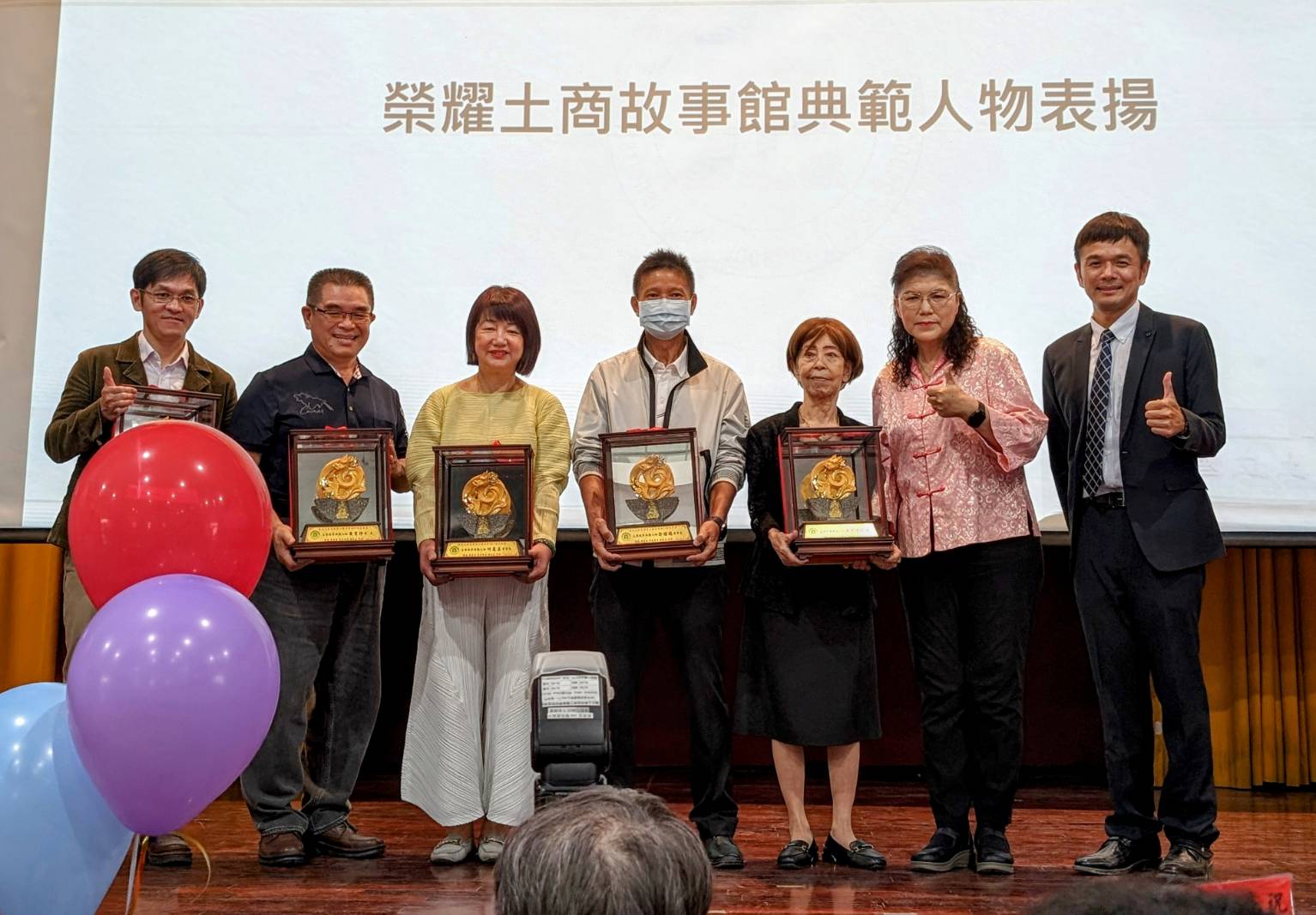 ▲國立土庫商工職校舉行112學年度第55屆校慶一系列活動,校長吳星宏(右1)表揚首屆典範人物合照。(記者劉春生攝)