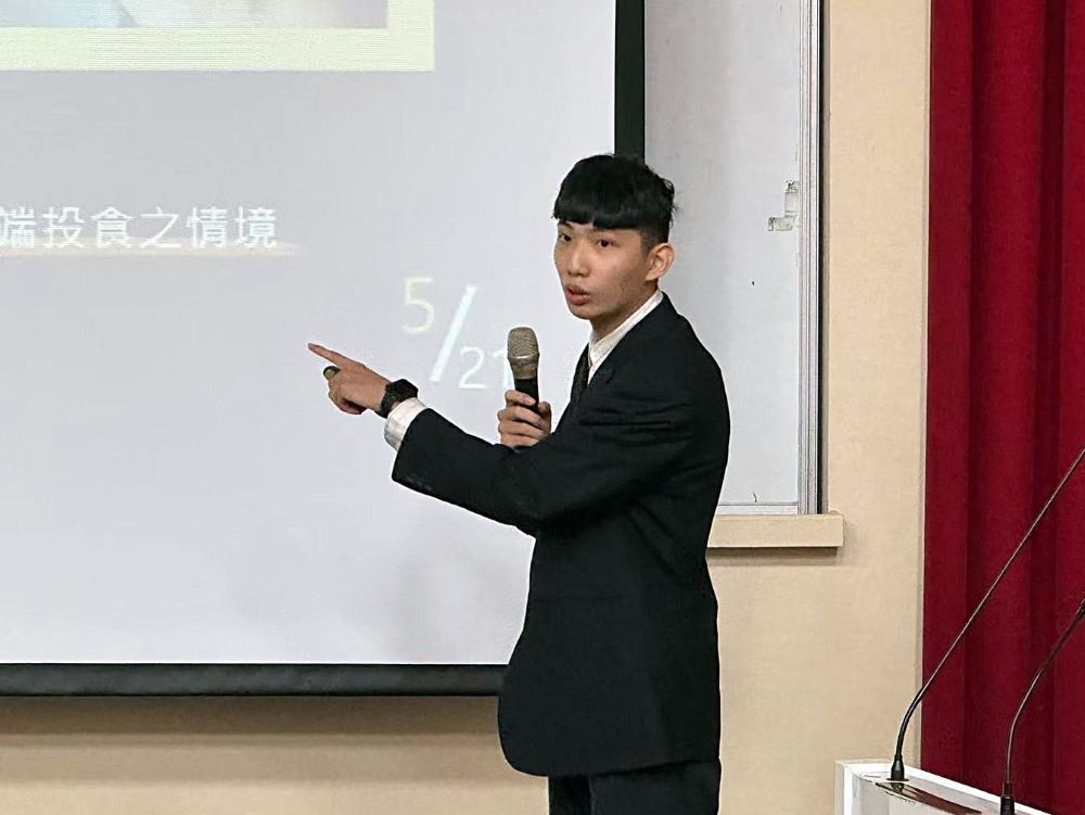 《圖說》GaiaBit毛焦點團隊於決賽中,針對如何透過科技解決流浪犬貓問題向評審簡報。〈龍華科大提供〉