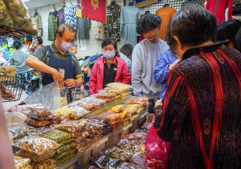今年2月國人薪資年增率2.58%,但被物價年增率2.43%抵銷。圖為民眾下午在台北市中正區市場採買。圖/中央社