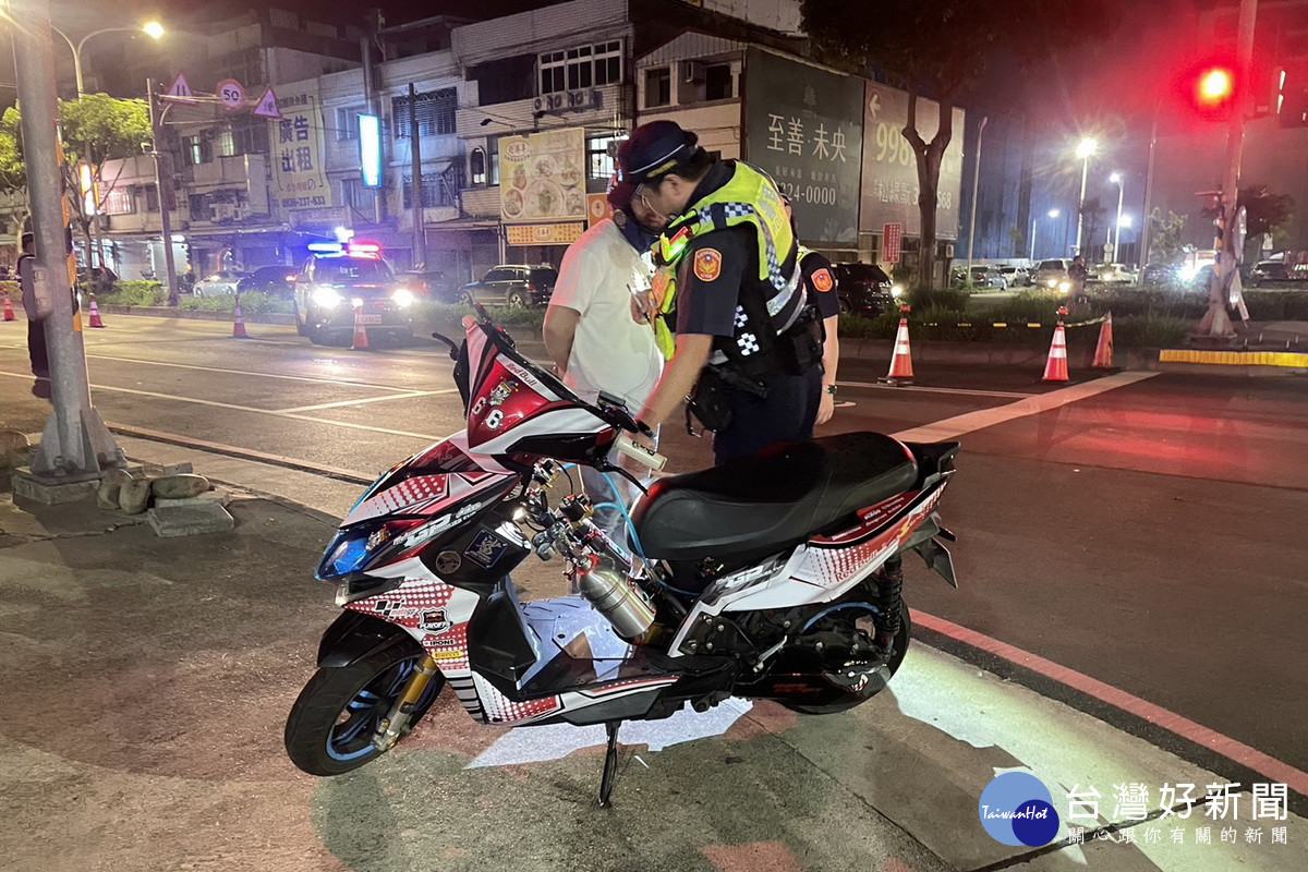 蘆竹分局執行「雷霆除暴專案」,查獲林男在機車踏板上裝置NOS(一氧化二氮)鋼瓶。