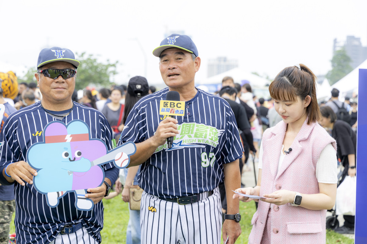 臺北興富發棒球隊呂明賜總教練邀請大家體驗棒球,培養運動興趣。
