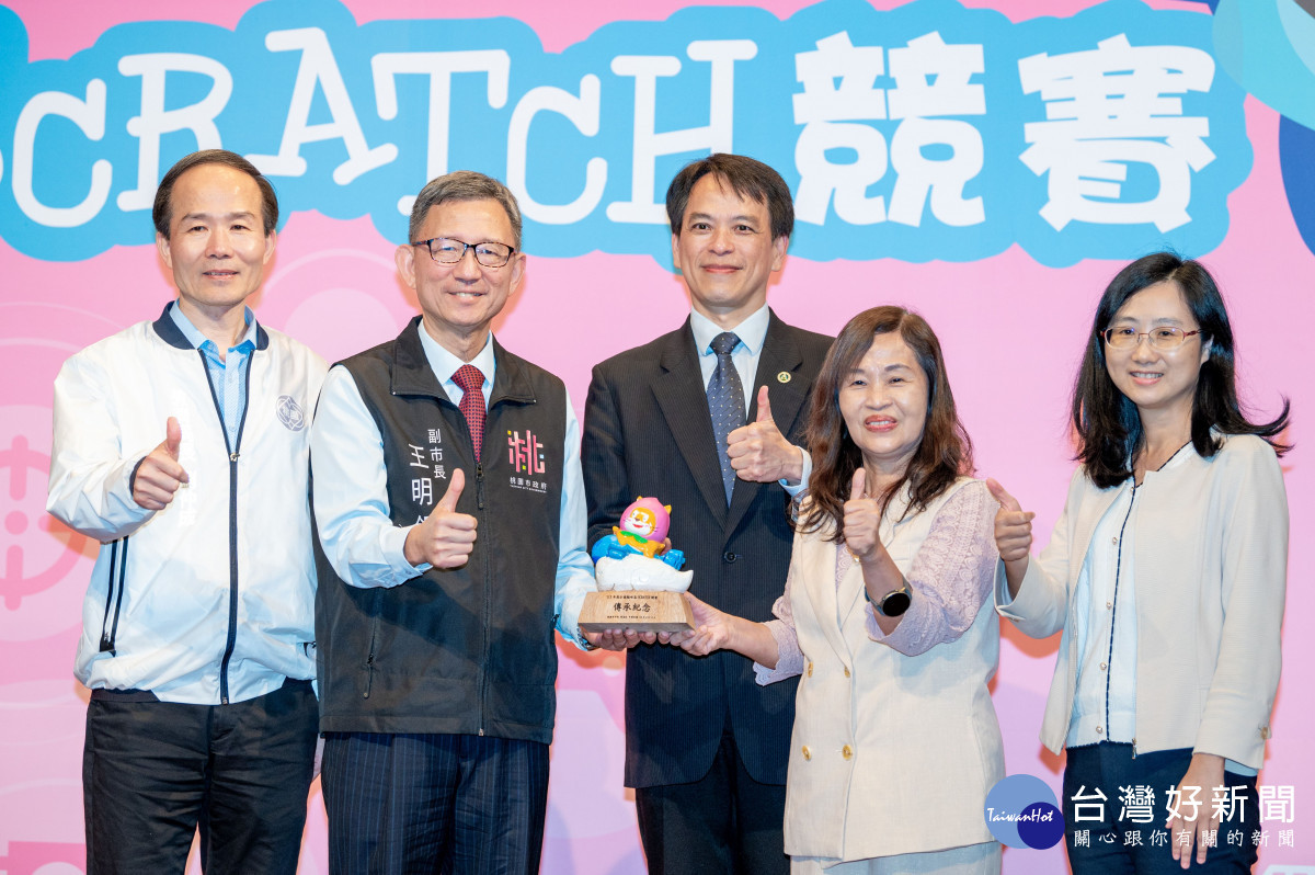 桃園市與屏東縣雙方代表交接及合影。<br /><br /> <br /><br />