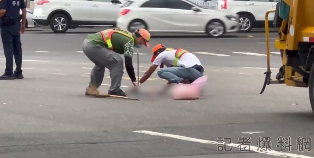 ▲清潔隊忙著清理地面的血跡及不明物體。（圖／記者金東天翻攝，下同）