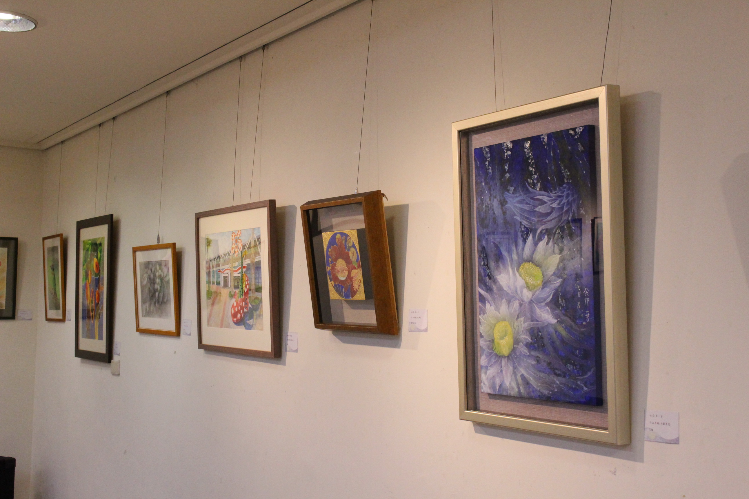 ▲員林美術館舉辦「綻放—李一芳師生展」，展出超過50幅以員林特色景物為主題的師生作品，歡迎喜愛藝術的民眾前往欣賞這場視覺盛宴。（記者張溎壕攝）