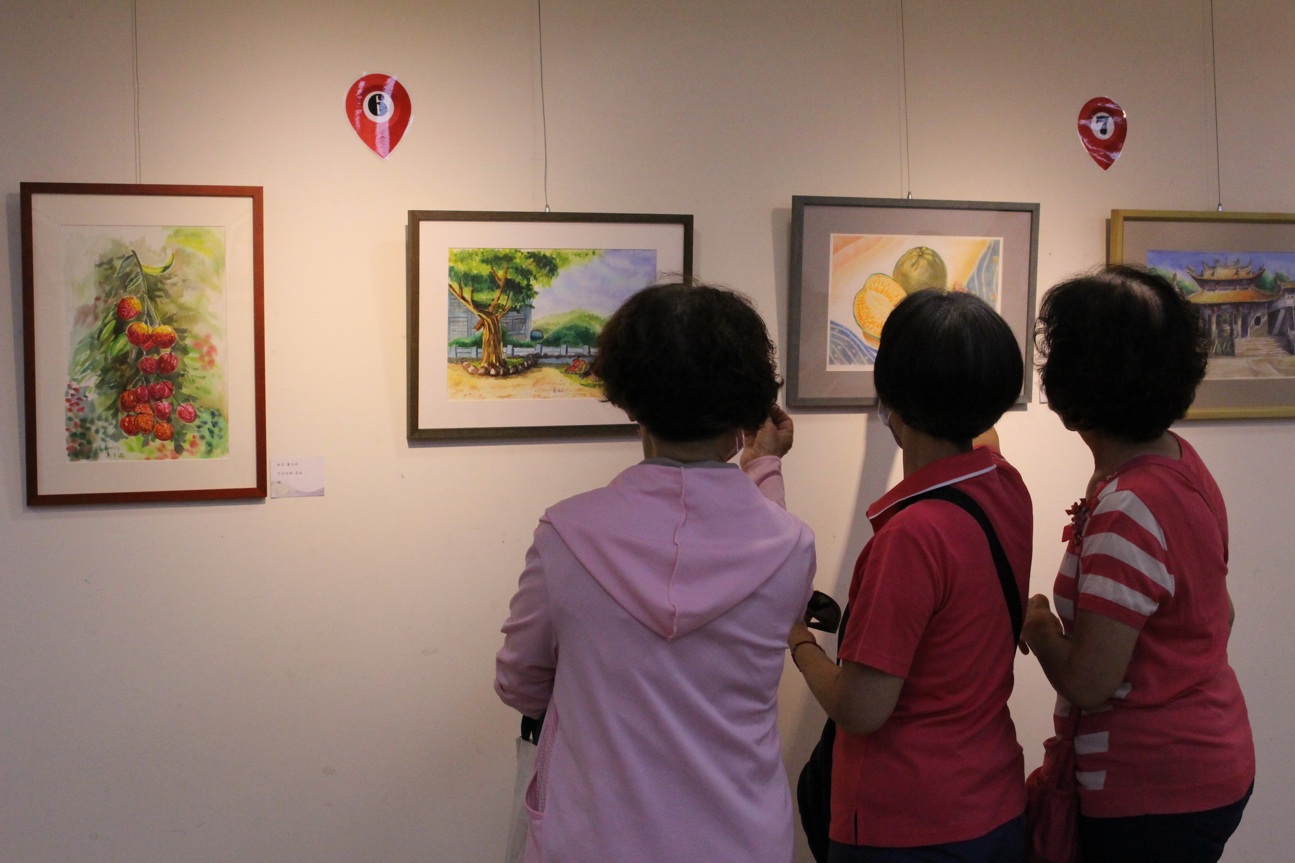 ▲員林美術館舉辦「綻放—李一芳師生展」，展出超過50幅以員林特色景物為主題的師生作品，歡迎喜愛藝術的民眾前往欣賞這場視覺盛宴。（記者張溎壕攝）