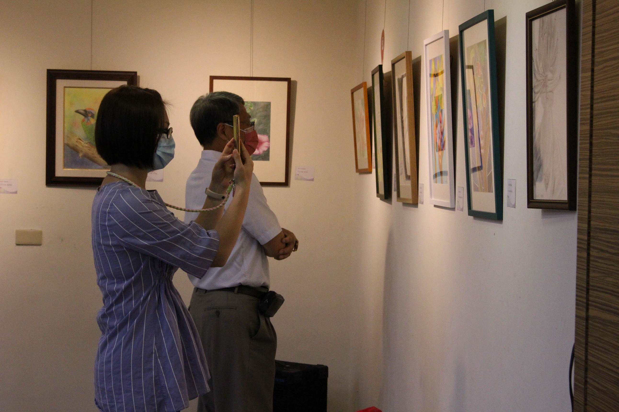 ▲員林美術館舉辦「綻放—李一芳師生展」，展出超過50幅以員林特色景物為主題的師生作品，歡迎喜愛藝術的民眾前往欣賞這場視覺盛宴。（記者張溎壕攝）