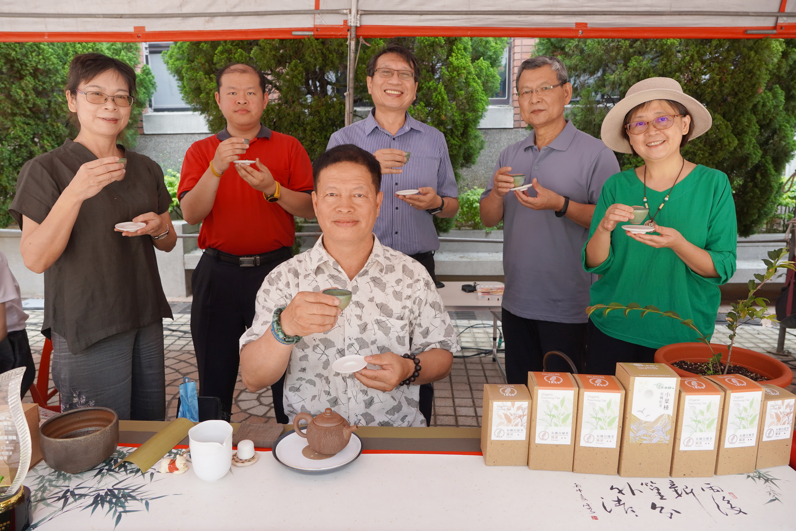 ▲大葉大學藥保系以台灣好茶歡迎大家。(記者張溎壕攝)
