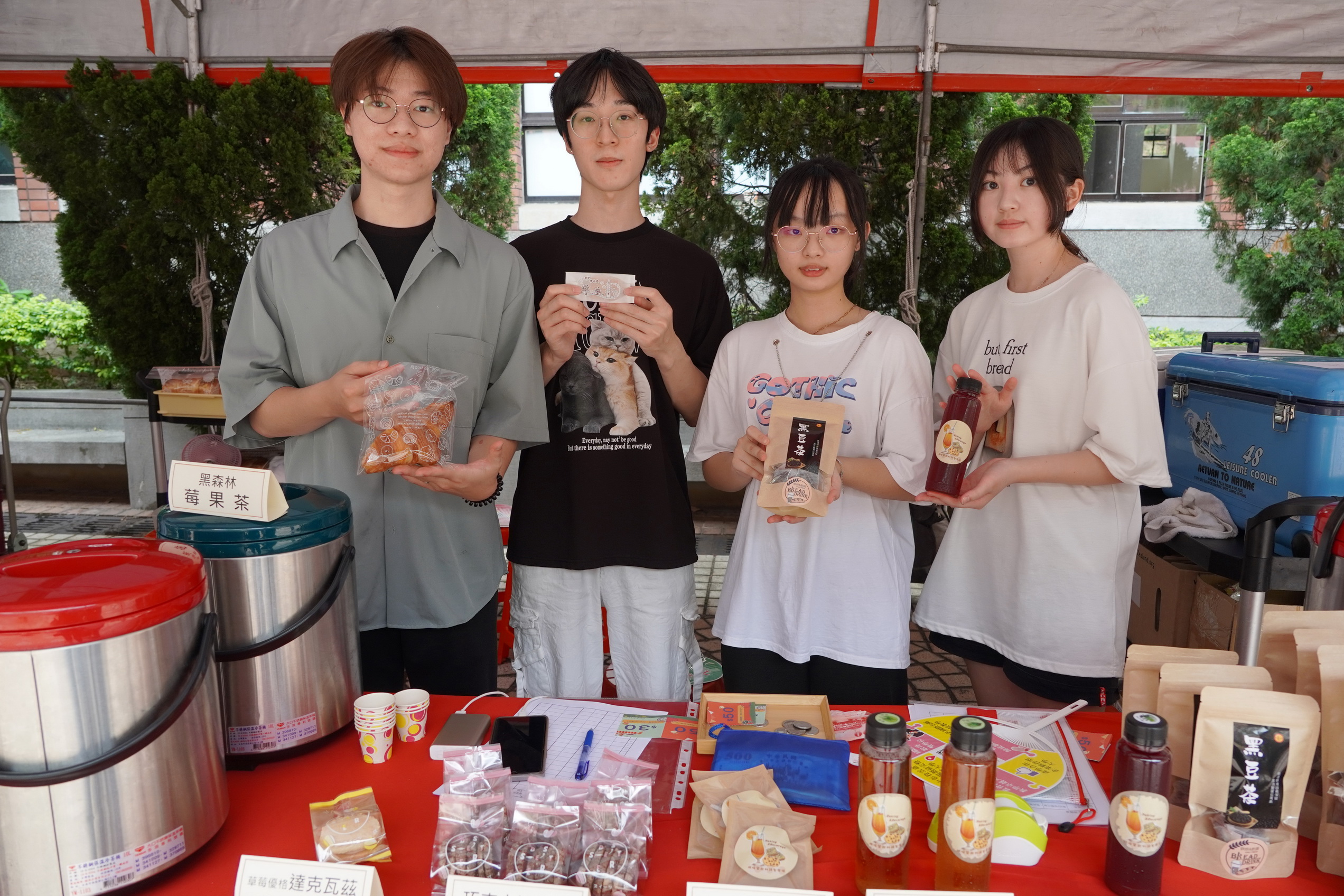 ▲大葉大學烘焙暨飲料調製學士學位學程親手做了美味的點心歡迎考生和家長。（記者張溎壕攝）