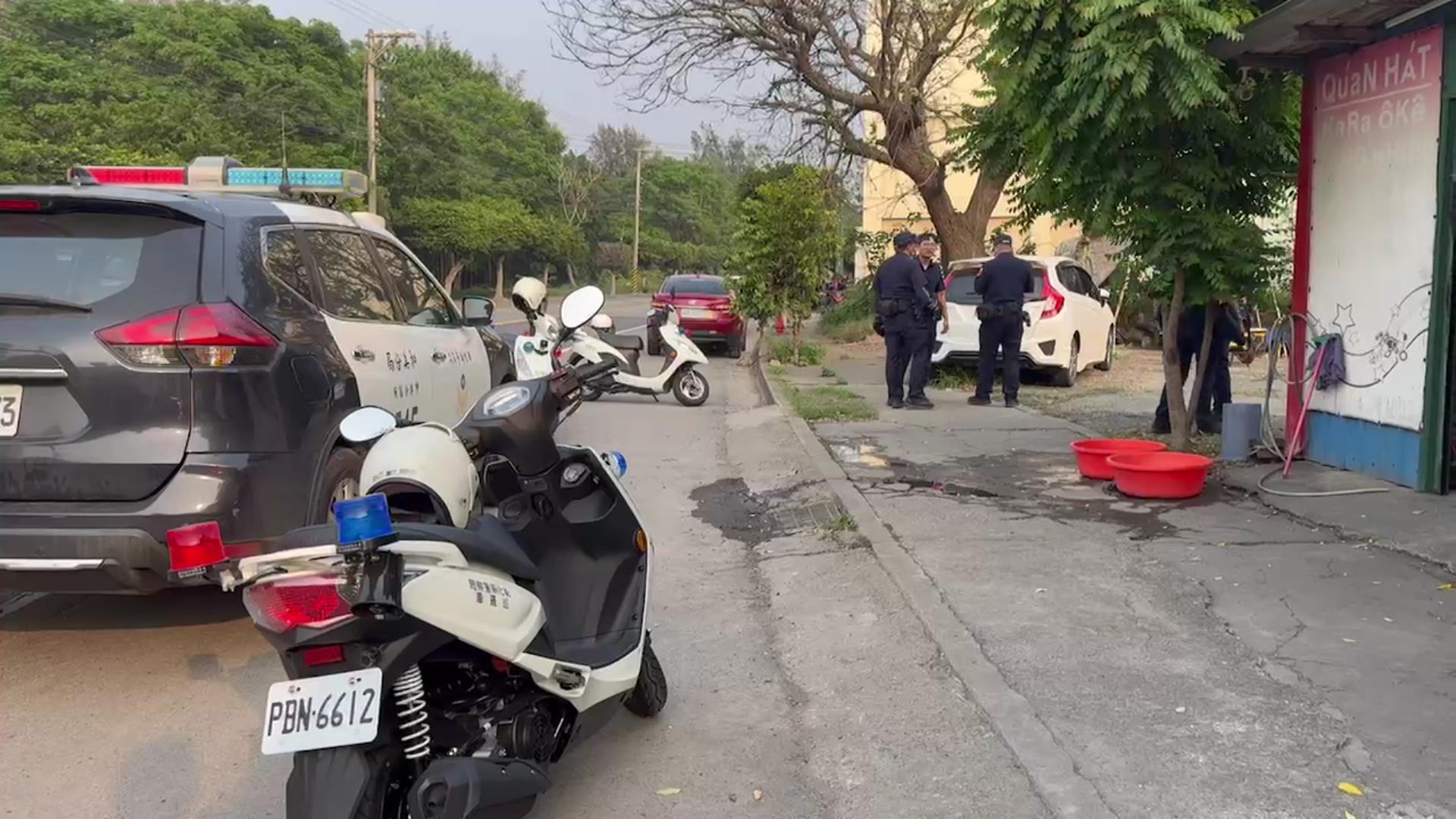 ▲彰化縣伸港鄉發生一起烏龍槍擊案，造成一名警員和一名外籍移工受傷送醫，兩人隨後被送醫進行治療，警方封鎖現場調查。（民眾提供）