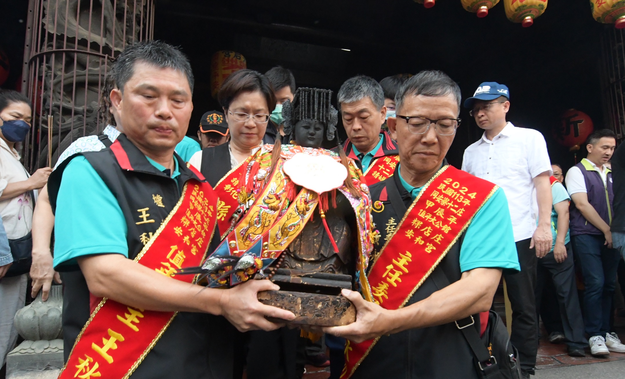 ▲近200年歷史的彰化縣「同安寮十二庄請媽祖」宗教盛事熱鬧登場，遵循傳統古香路去「請媽祖」，上千信眾參與，各庄頭也自組了精湛的陣頭表演。（記者張溎壕攝）