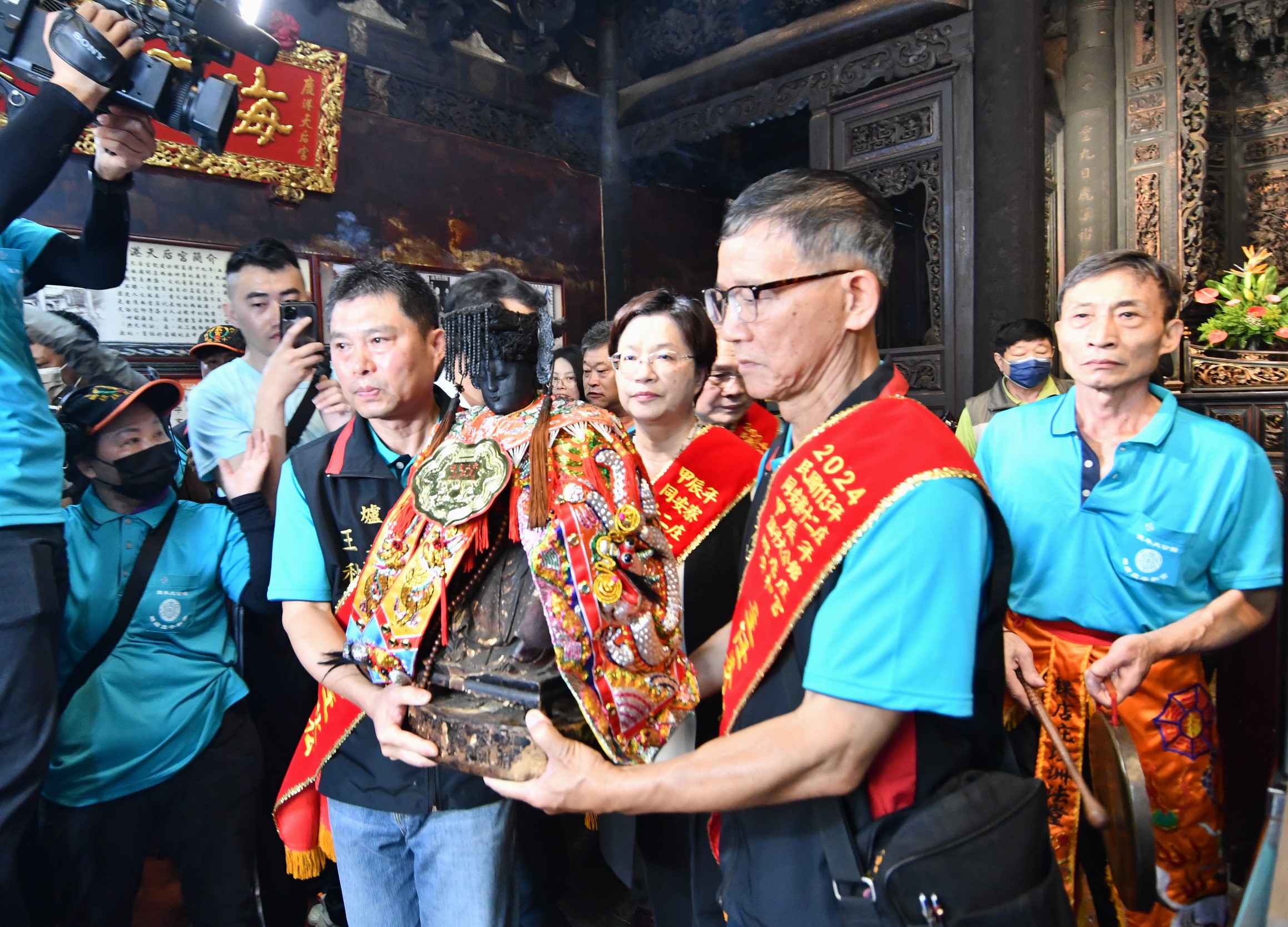 ▲近200年歷史的彰化縣「同安寮十二庄請媽祖」宗教盛事熱鬧登場，遵循傳統古香路去「請媽祖」，上千信眾參與，各庄頭也自組了精湛的陣頭表演。（記者張溎壕攝）