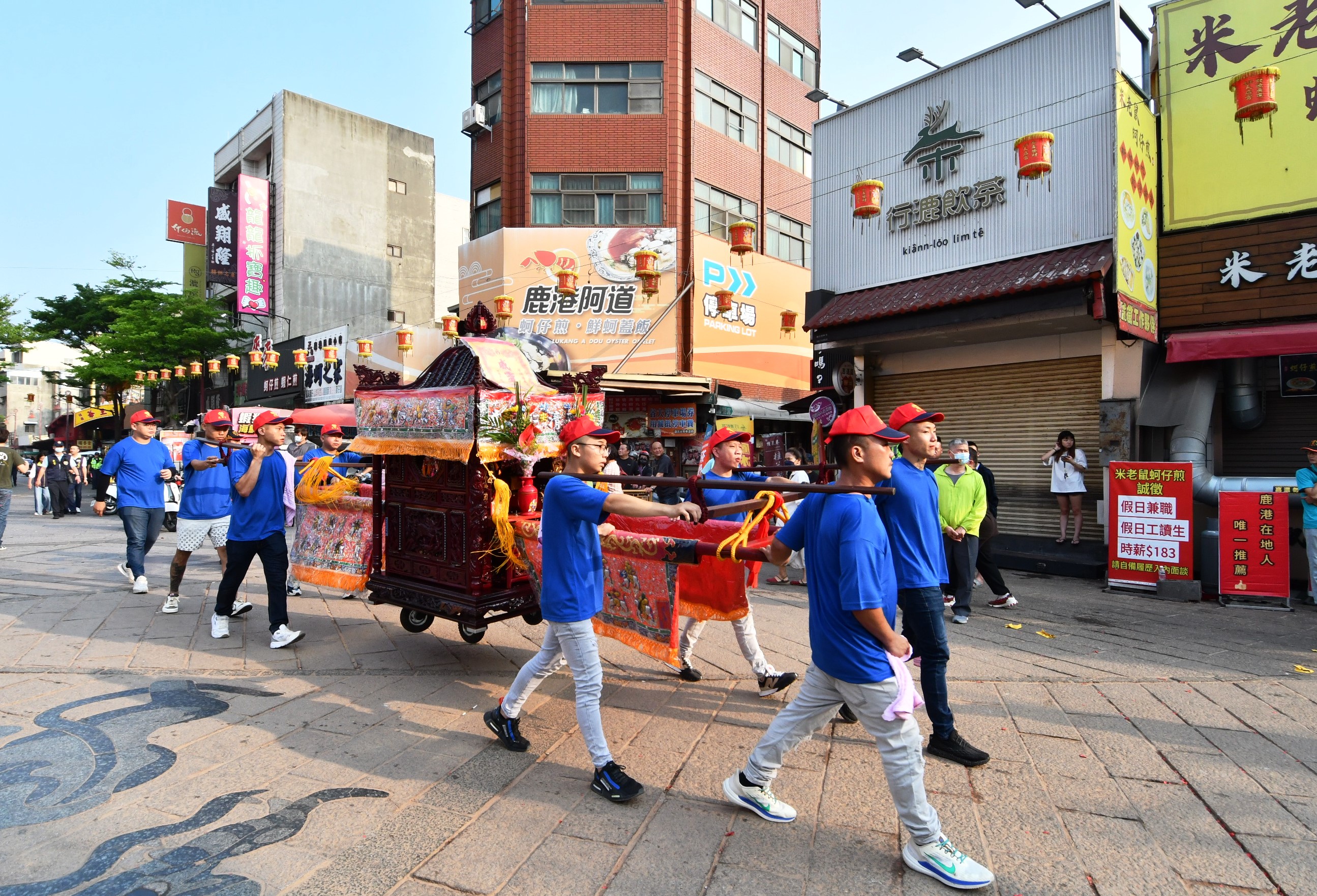 ▲近200年歷史的彰化縣「同安寮十二庄請媽祖」宗教盛事熱鬧登場，遵循傳統古香路去「請媽祖」，上千信眾參與，各庄頭也自組了精湛的陣頭表演。（記者張溎壕攝）
